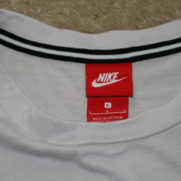 Nike Cropped T-Shirt - Picture 3 of 3